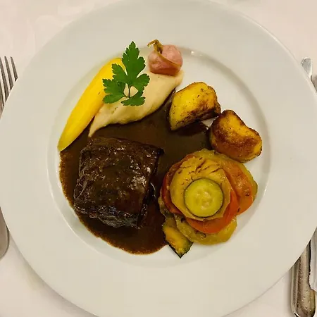 Logis Restaurant Les Minotiers ホテル