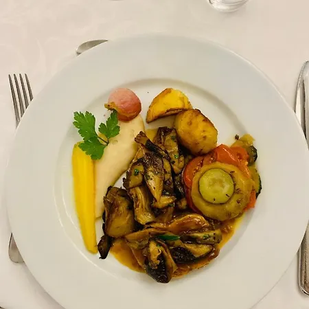 Logis Restaurant Les Minotiers 3* ミルポワ