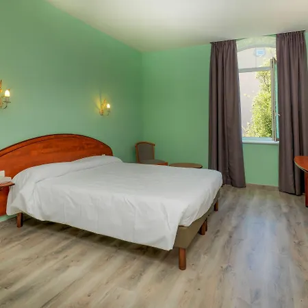 Logis Restaurant Les Minotiers ホテル ミルポワ