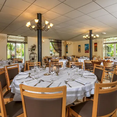 Logis Restaurant Les Minotiers ホテル