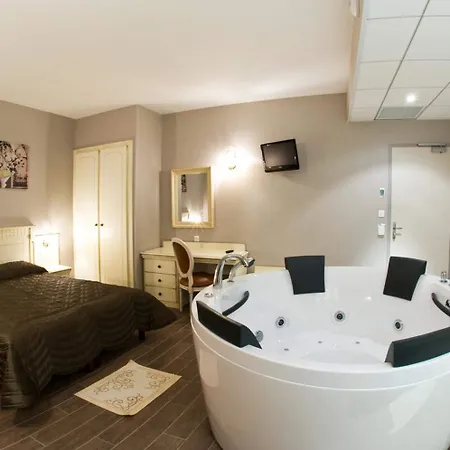 Logis Restaurant Les Minotiers ホテル ミルポワ