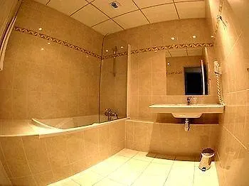 Logis Restaurant Les Minotiers ホテル 3*